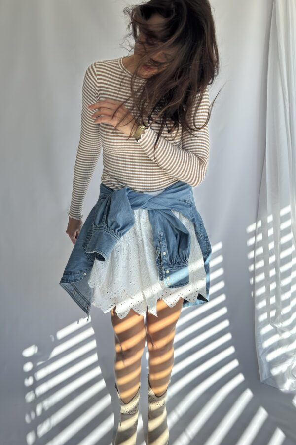 Longsleeve Tola Stripes & Waves - w paski z ozdobną mereżką okrągły dekolt