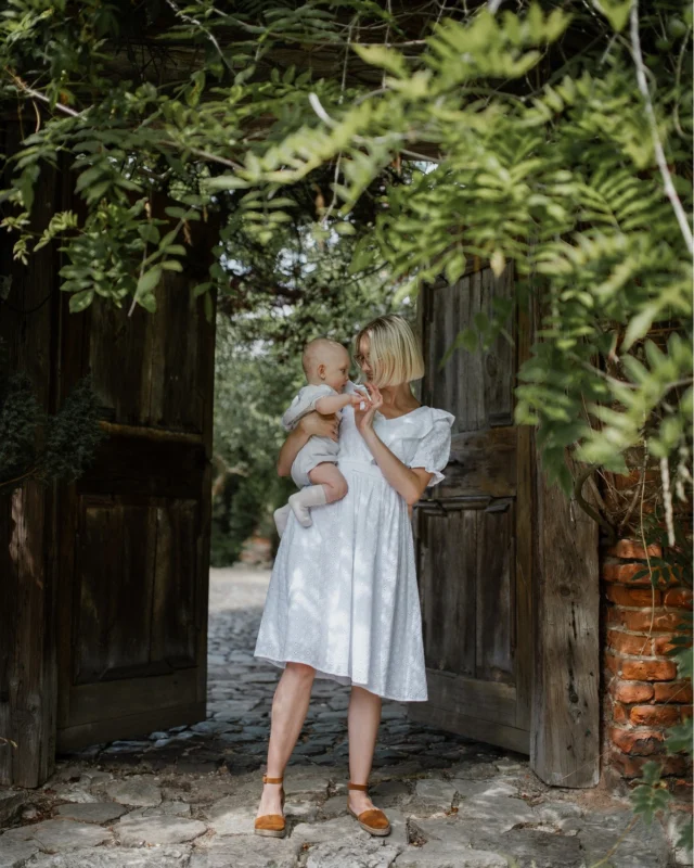 🌞 Lato z Miracolo – 10 rzeczy, które pokochasz! 👇

👗 Haftowana Alice – falbanki, kieszenie, ukryte suwaki do karmienia. Idealna na chrzciny, wesele i… na co dzień 💖
🌬 Wenus z wiskozy – lekka, przewiewna, midi. W ciąży, do karmienia i po 👌
🖤 Spódnica bodycon – prążek, który rośnie z Tobą i dopasowuje się do sylwetki.
👚 Top maxi – zakrywa cały brzuszek, a dekolt w V ułatwia karmienie 🤱🏻
☁️ T-shirt Cloud – oversize z wiskozy. Ideał na upalne dni 🌤️
🌸 T-shirt My Little Flower – kwiatki maskujące plamki, ukryta funkcja karmienia
🖤 T-shirt Basic – klasyka z suwakiem do karmienia, pasuje do wszystkiego
🍫 Kolarki Comfy Mama – komfort i elastyczność. Na każdy etap 🤎
💪 Kolarki Fit Me! – wysoka talia, miękki prążek. Spacer? Delikatny trening? Idealne!
🌙 Koszula Bliskość – miękka, przewiewna, do snu i kangurowania 🛌

✨ Wszystko uszyte w Polsce 🇵🇱
✨ Z materiałów z certyfikatem OEKO‑TEX/GOTS
✨ Z myślą o Tobie – w ciąży, przy karmieniu i później

👉 Zajrzyj na www.miracolo.com.pl i sprawdź nasze letnie propozycje!
To rzeczy, które zostają z Tobą na dłużej 💛