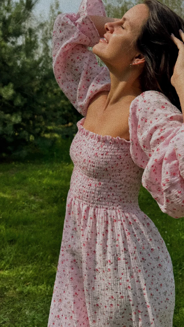 Pachnie latem 😌🌸

Sukienka z bawełnianego muślinu w drobne czerwone kwiatki, której nie musisz prasować. Po prostu zakładasz i wyglądasz. Subtelna, kobieca, dobrze utrzymująca biust dzięki podwójnej warstwie materiału.

Uszyta z materiału wyprodukowanego w Polsce, w nakładzie jedynie kilku sztuk w lokalnej szwalni- dzięki czemu jest niepowtarzalna i wyjątkowa ✨ Jak Ty! 🥹

Chyba przechodzę w niej resztę lata 🌤️ 

•mama •sukienka •letnia sukienka •w kwiatki •ciążowa •pink era